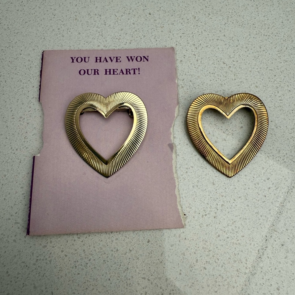 Vintage Heart Brooches Pins Gold Tone Set of Two Valentine's Day - Picture 2 of 7